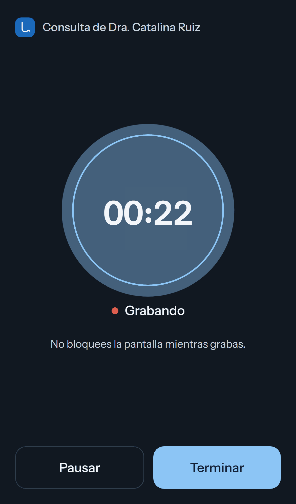 El celular grabando la consulta: cronómetro, botones Pausar y Terminar.